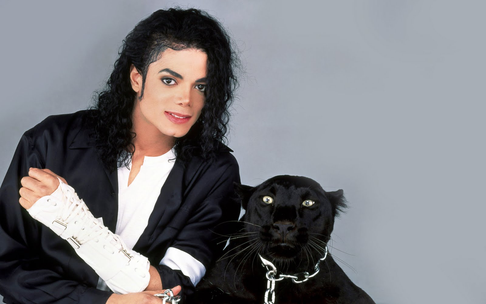 http://2.bp.blogspot.com/-rsbkUN6MjI4/TgiP6O7fz0I/AAAAAAAAA1U/8yqJlivis2o/s1600/michael-jackson-wallpapers-02.jpg