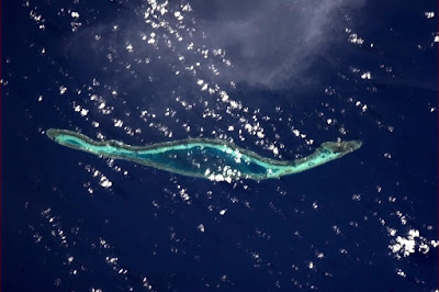 Sebuah pulau ketika terlihat dari atas awan sebuah pulau ketika terlihat dari atas awan