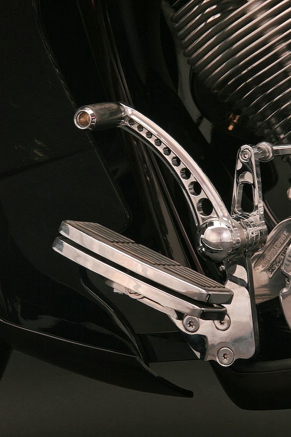 Big Bear Choppers GTX-F LTD Hạ Gục Tên Khổng Lồ Road Glides