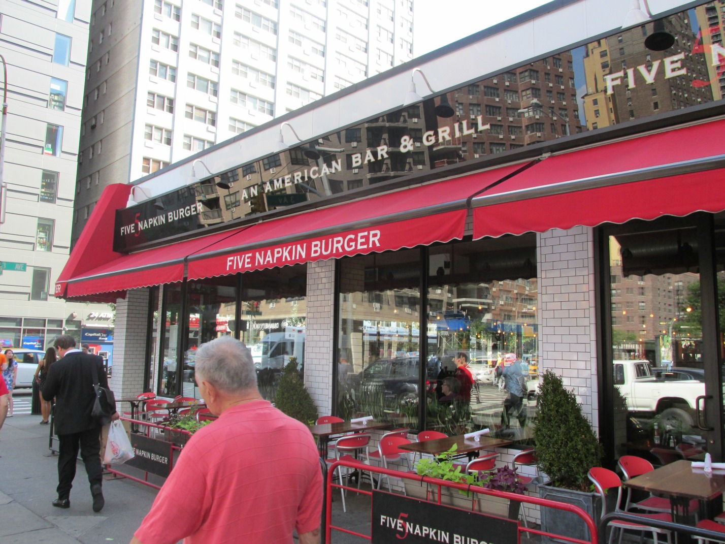 Midtown Blogger/Manhattan Valley Follies Five Napkin Burger