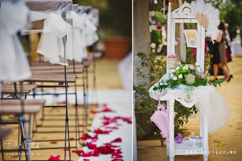 decoracion de boda, alfombra blanca , sillas con tul , tocador antiguo con flores