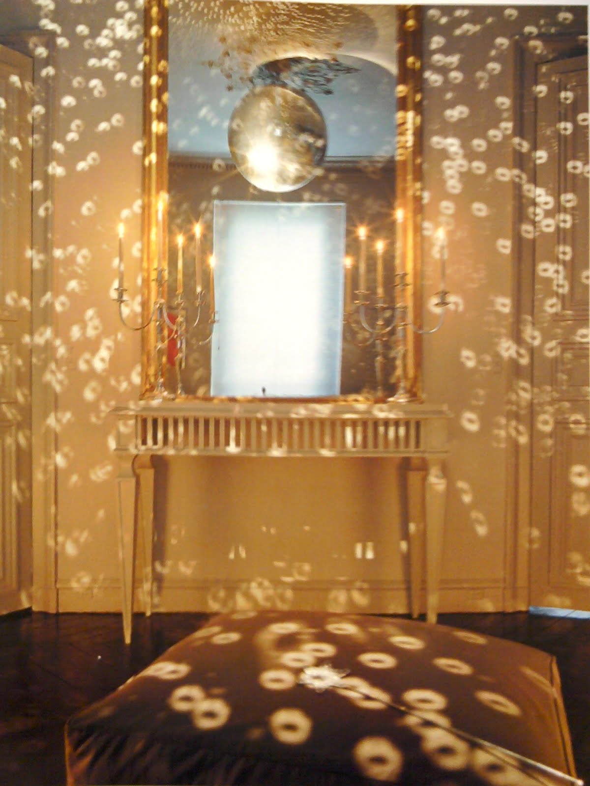 bilhete Disco Ball in the Living Room?