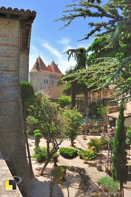 Un jardin particulier dans la cité de Carcassonne Un jardin particulier dans la cité de Carcassonne photo pascal blachier