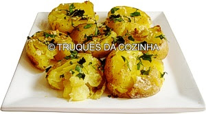 Batatas ao murro decoradas com salsa