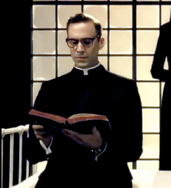 Joseph Fiennes / Monseñor Timothy O’Hara.