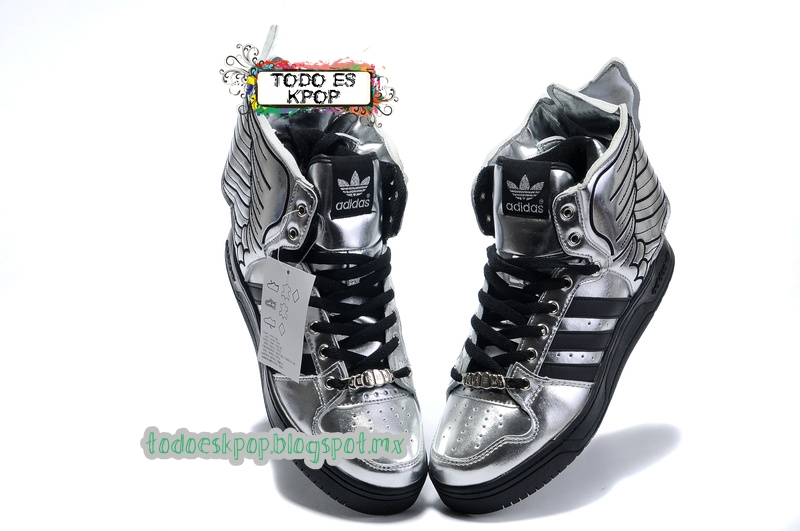 tenis adidas plateados