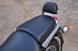 Royal Enfield Thunderbird 500 seats