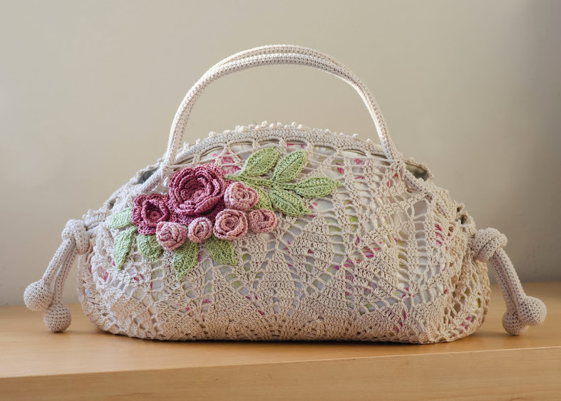 كروشيه/ حقيبة يد مفروشة باحلى الورود  - Romantic Doily Bag with roses Beige_doily_bag_on+table