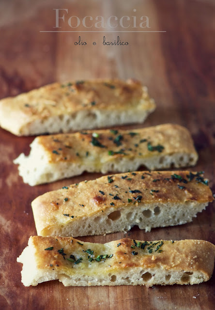 Focaccia olio e basilico