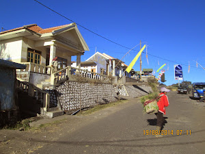 Tourist "Cottage houses" with rooms in Cemoro Lawang village.