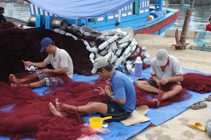 Fishermen at Lý Sơn port Fishermen at Lý Sơn port