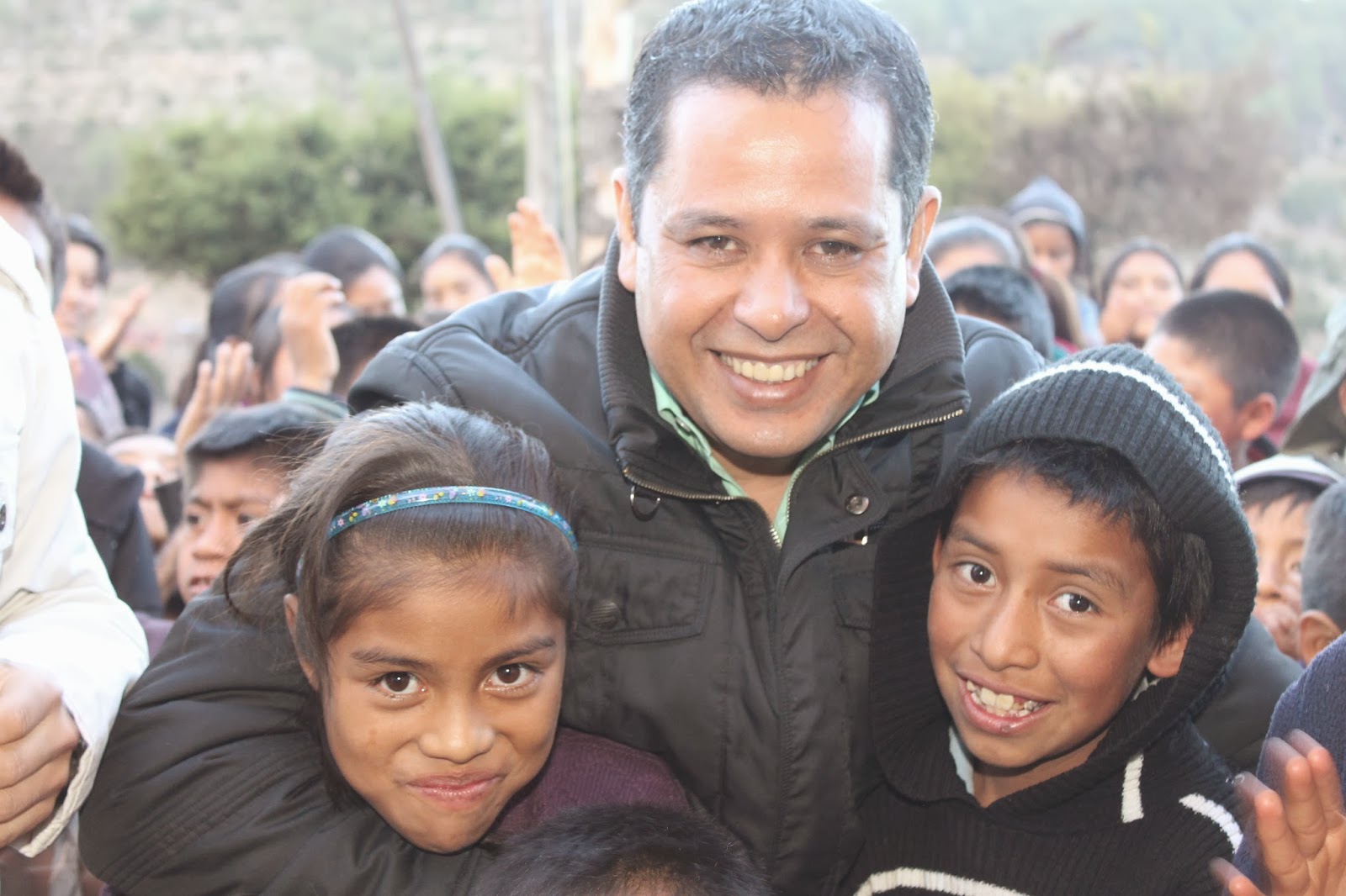 * IDENTIDAD Diputado Mario Guillén, dona juguetes en barrios y