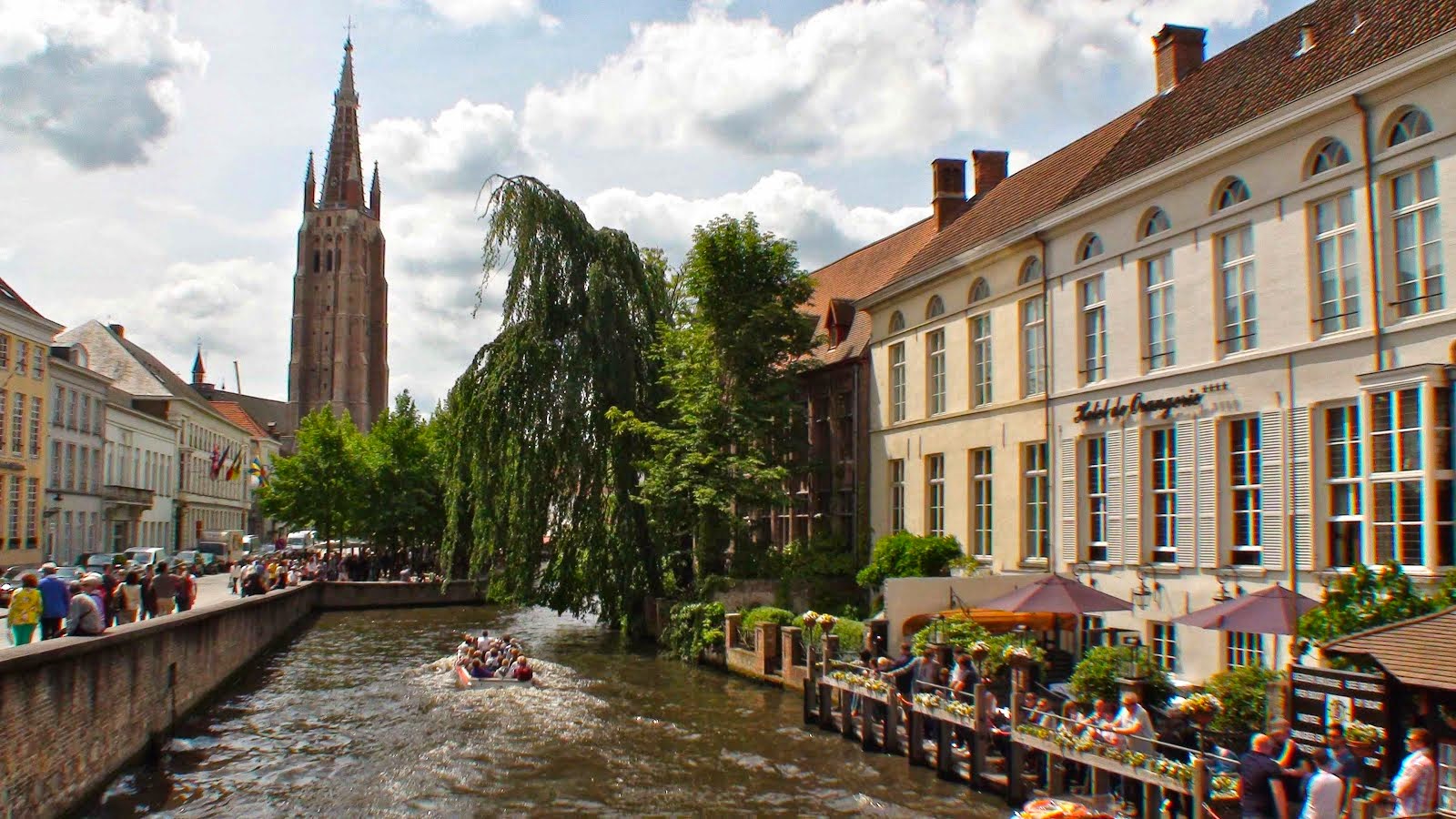 Jolies terrasses en bordure du canal