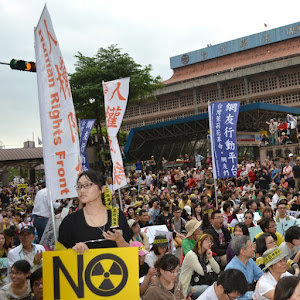 20140427陳立民Chen Lih Ming (陳哲)與支持「網友行動平台」及「人權陣線」戰友參加廢核反核關鍵之役的「佔領忠孝西路事件」台北車站前車道行動。在右方的台北車站前可見此二社團旗幟。