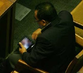 foto arifinto anggota dpr nonton video hot saat sidang paripurna