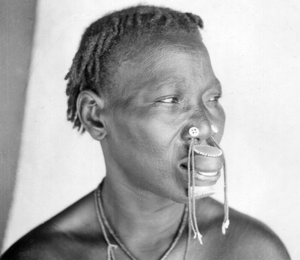 http://2.bp.blogspot.com/-s8u0bOgFtFA/TtSmbYBuzWI/AAAAAAAAIjw/7LbVwZxeRCM/s1600/nose+africa+1940s.jpg
