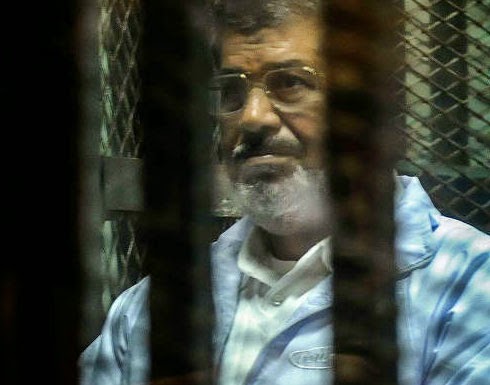 مرسي يهتف " لبيك يا غزة " في بداية محاكمته مرسي يهتف " لبيك يا غزة " في بداية محاكمته
