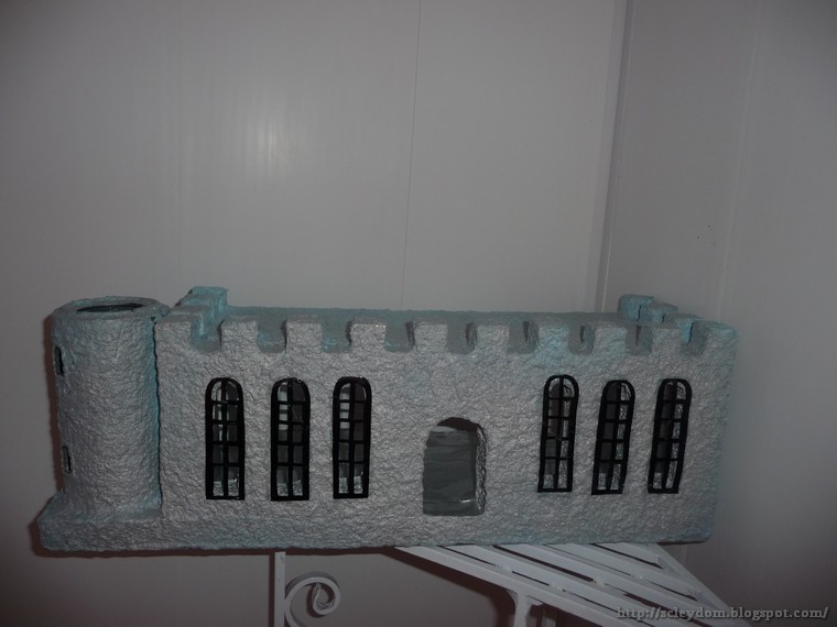 Замок из материалов: папье-маше, пенопласт, краска балончик, пластиковые бутылки на окна