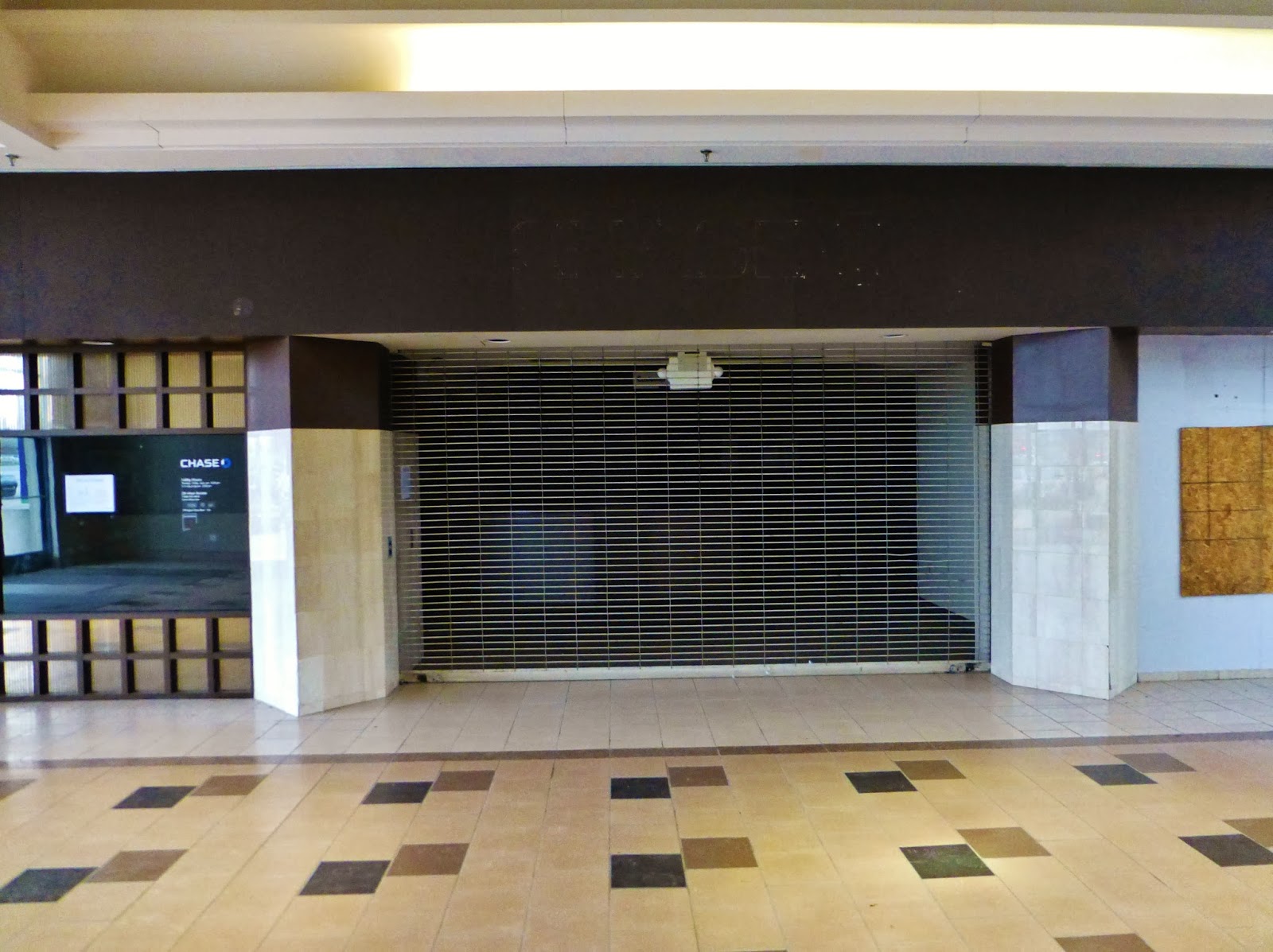 Dead and Dying retail Mellett Mall / Canton Centre in Canton, Ohio