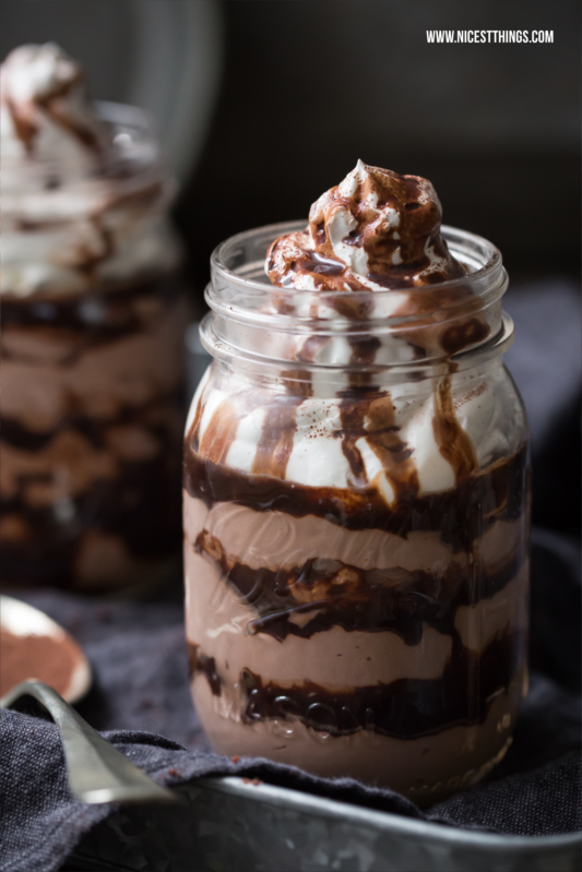 Ovomaltine Mousse mit Schokoladensauce und Sahne #ovomaltine #mousse