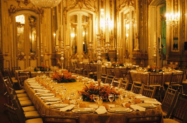 imagem de uma mesa posta com comidas e flores