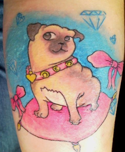 tatuaje todo mal hecho de un pug sobre un cojin rosado