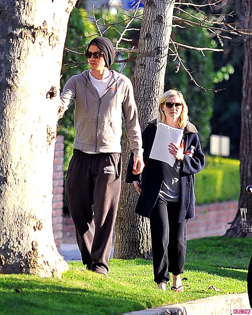 Super Hollywood Kirsten Dunst With Her Boyfriend Garrett Hedlund In Pictures 2012