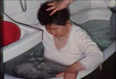 Mulher sendo batizada em banheira