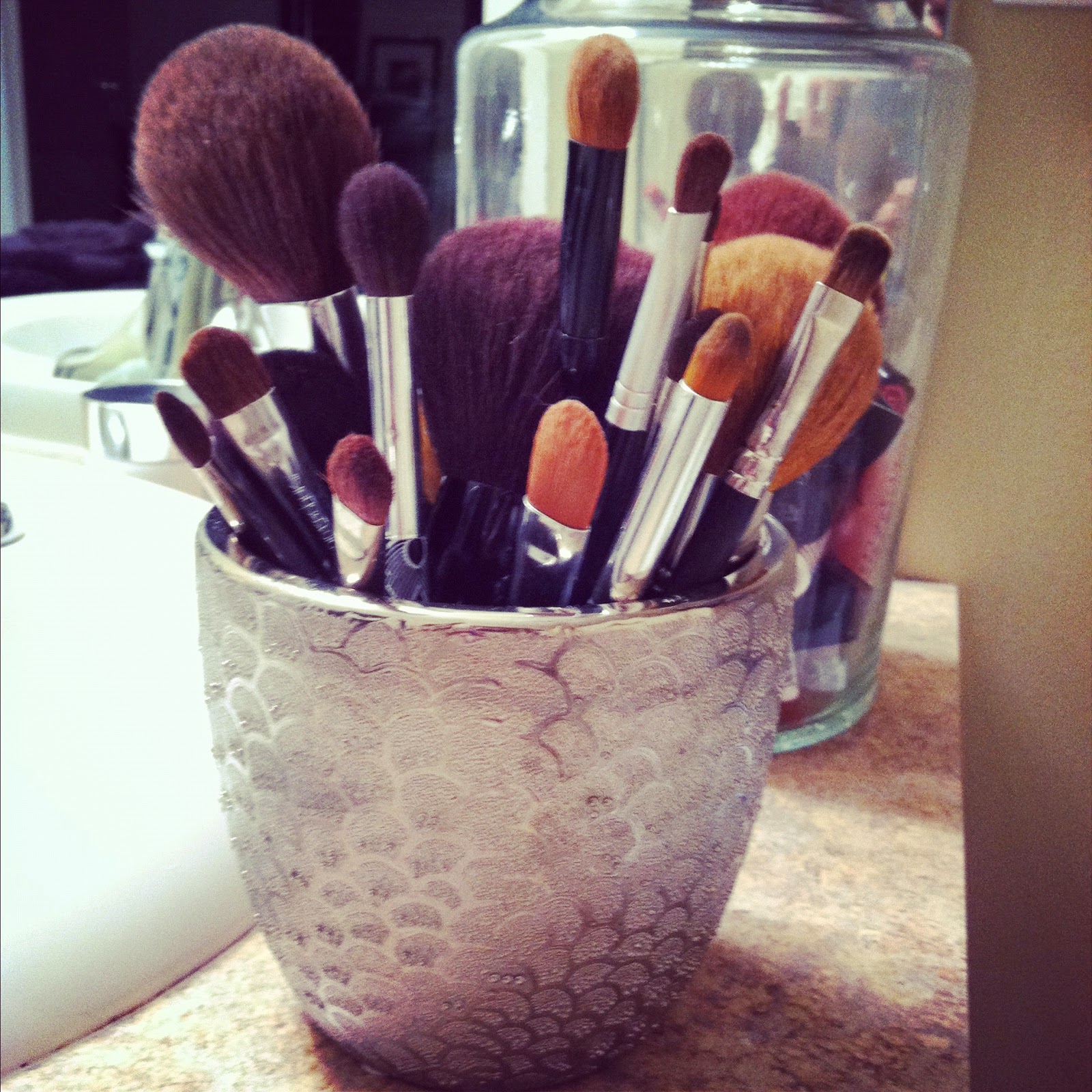 33 Makeup Brushes Storage Idea Glowlicious.Me