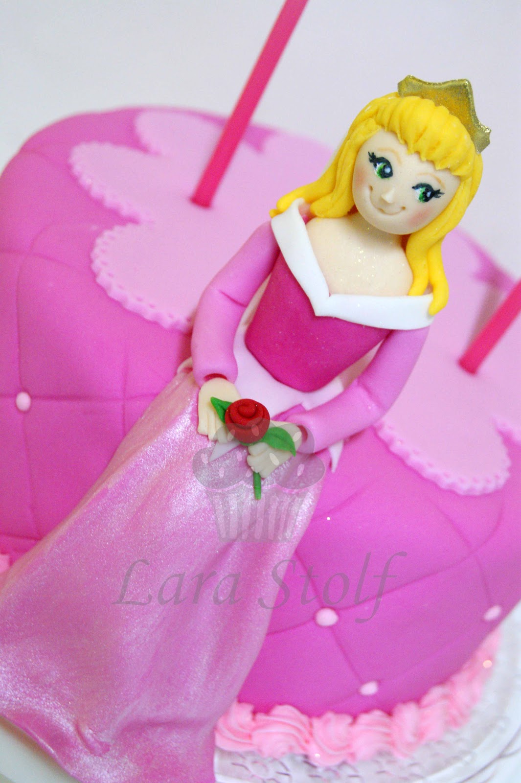 Bolo princesa aurora com corante @icebergchef rosa chiclete! #confeit