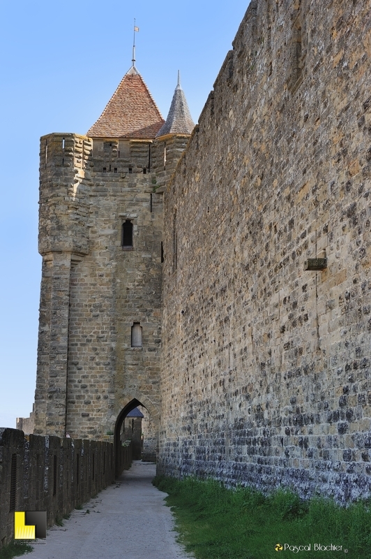 Tour carrée de Carcassonne en protection des lices et de la porte de l'Aude Tour carrée de Carcassonne en protection des lices et de la porte de l'Aude photo pascal blachier