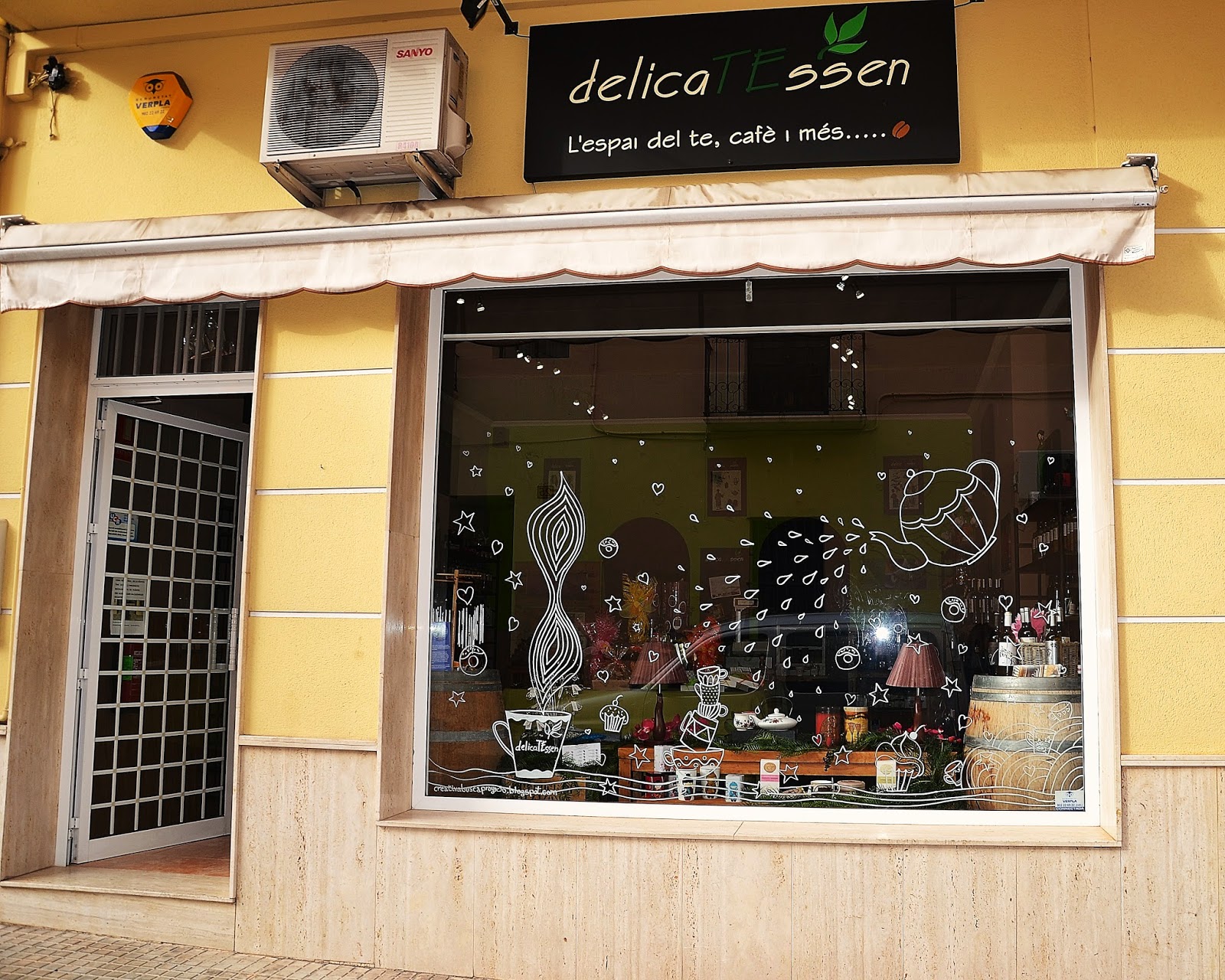 CREATIVA BUSCA PROYECTO ESCAPARATE PARA DELICATESSEN / APARADOR PER A