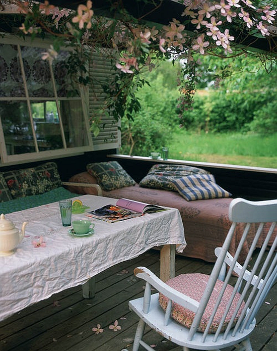 cosy and shabby chic porch