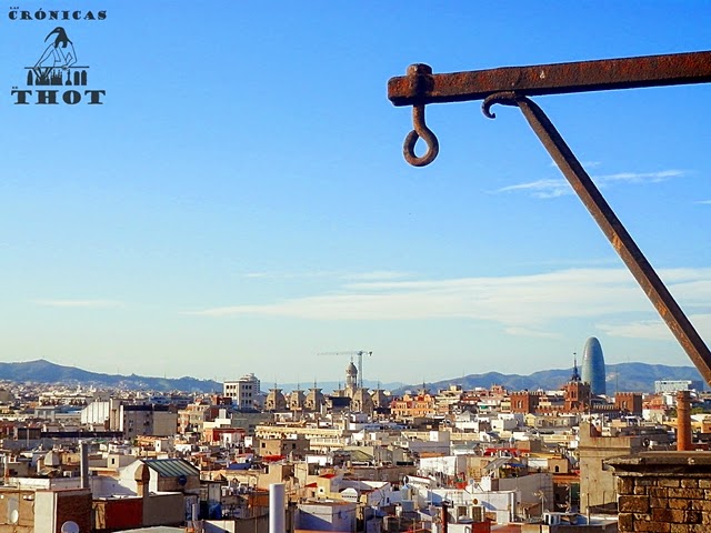 Vistas de la torre AGBAR desde Santa Maria del Mar Vistas de la torre AGBAR desde Santa Maria del Mar
