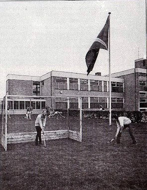 1980 - Hockey naast de school