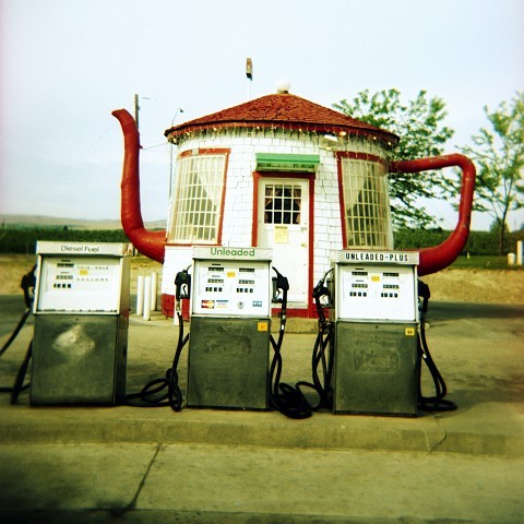 LA FOTO DEL DIA Teapot Gas Station in Zillah, Washington State 1