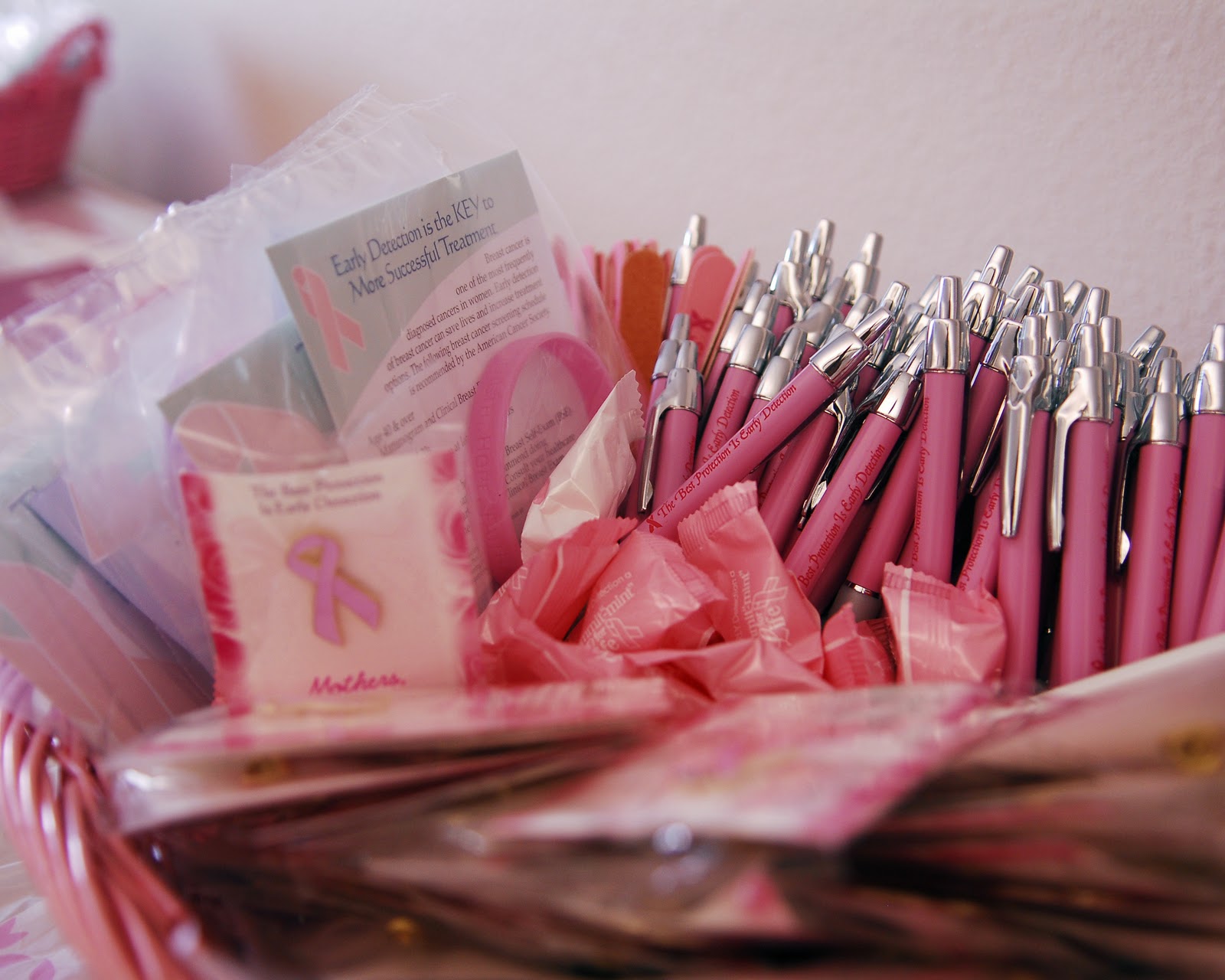 http://2.bp.blogspot.com/-sNPOjvmhBEM/TpNMqZV1H_I/AAAAAAAAAVY/emmD48Mqwlg/s1600/Breast_cancer_awareness_ribbons_and_pens.jpg