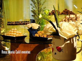 decoração verde, bules com arranjos florais, mesa doce, casamento