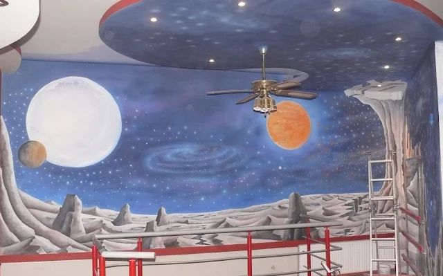 Aranżacja klubu jezzowego, malowanie galaktyki na ścianie w klubie, mural ścienny 3D