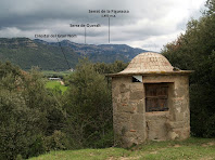 El pou d'El Mas de L'Espunyola amb la Serra de Queralt al fons El pou d'El Mas de L'Espunyola amb la Serra de Queralt al fons