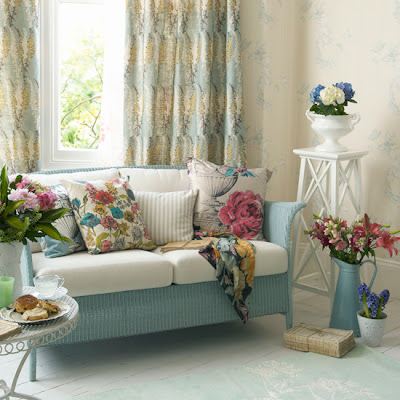 country-style-cottage-shabby-chic-floral-spring-summer-look-decor-aqua-blue-pastel-yellow-colorful-living-room-idea-inspiration.jpg (550×550)