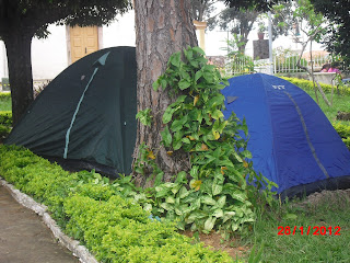 Nas festas o jardim de nossa praça transforma em área de camping.