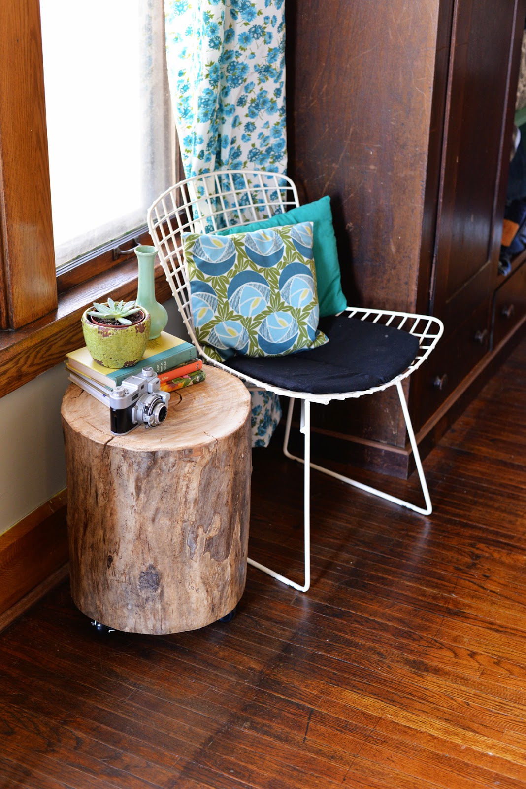 DIY Tree Stump Side Table Do it yourself ideas and projects