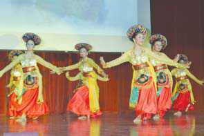 Unsur Tari Gerak Iringan Dan Ekspresi Unsur Tari Gerak Iringan Dan Ekspresi