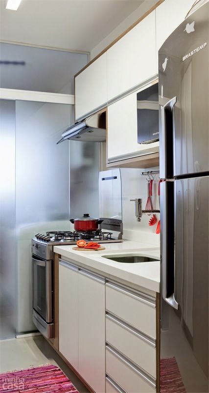 cozinha com os três setores lado a lado: fogão, pia e geladeira. Foto Pinterest