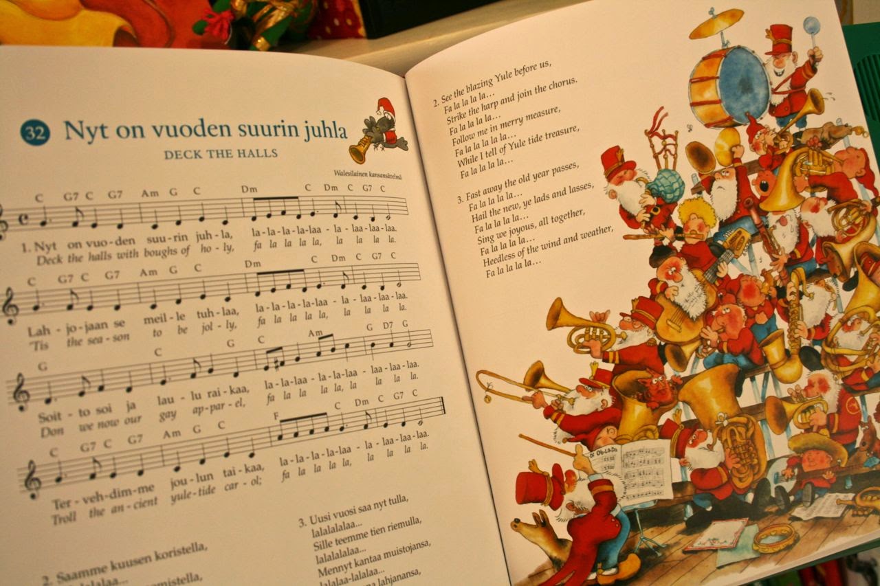 Värikäs päivä Lastenkirjablogi: Meidän jouluajan hitti: Joulupukin soiva  laulukirja