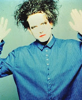 robert smith con camisa azul