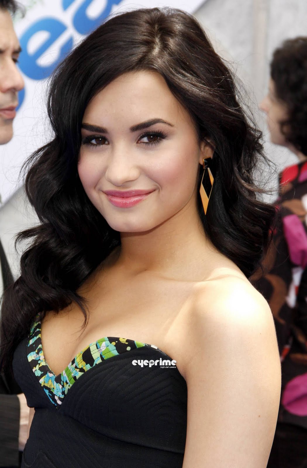 http://2.bp.blogspot.com/-sZj54ut_5hE/Tv4NaM-D6GI/AAAAAAAABaE/stmQTcHBG10/s1600/Demi-Lovato-pictures-twitter-lyrics-hairstyles-singer+%25283%2529.jpg