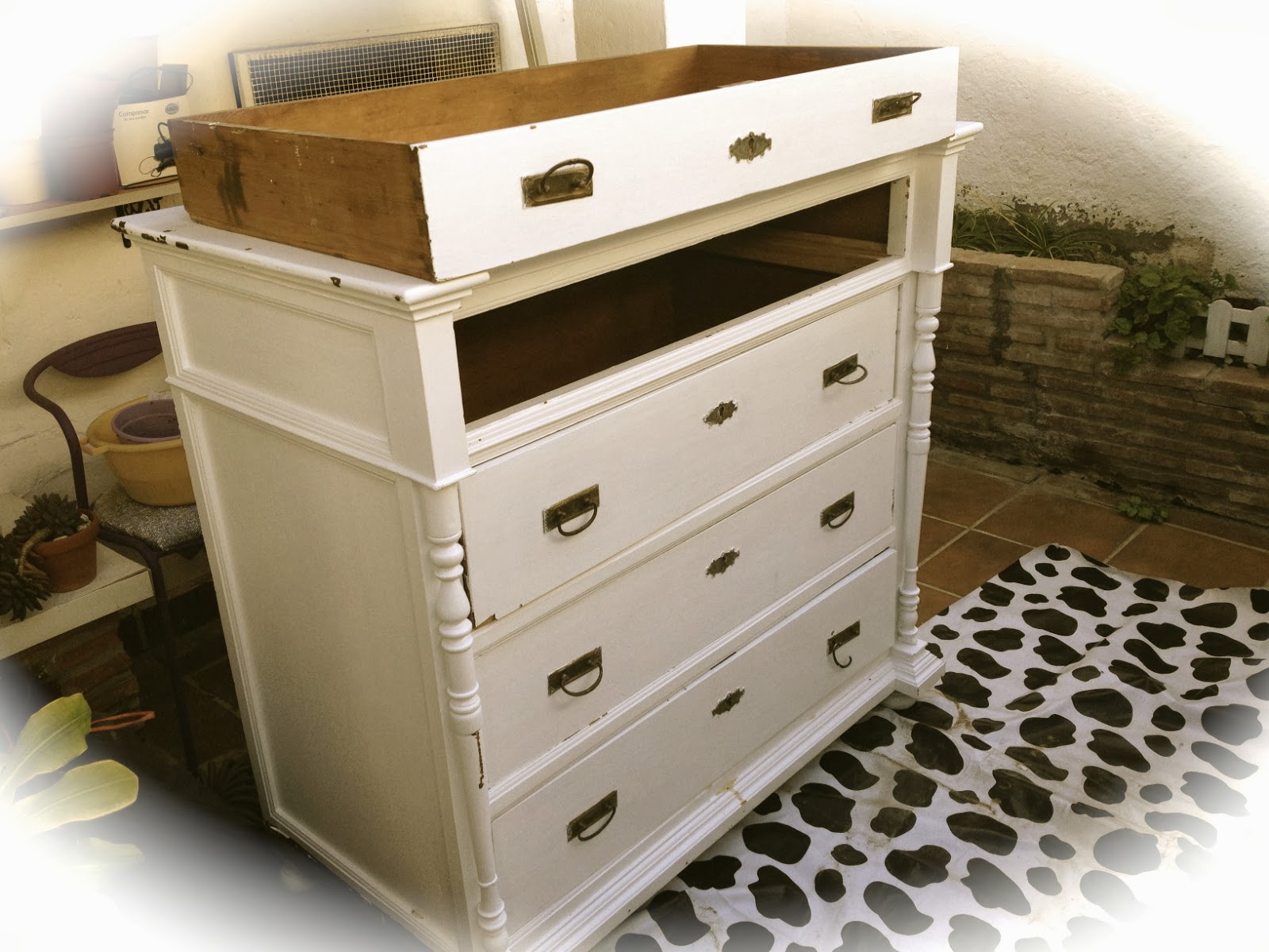 DecoAnhelos Una cómoda con muchos secretos en sus cajones.