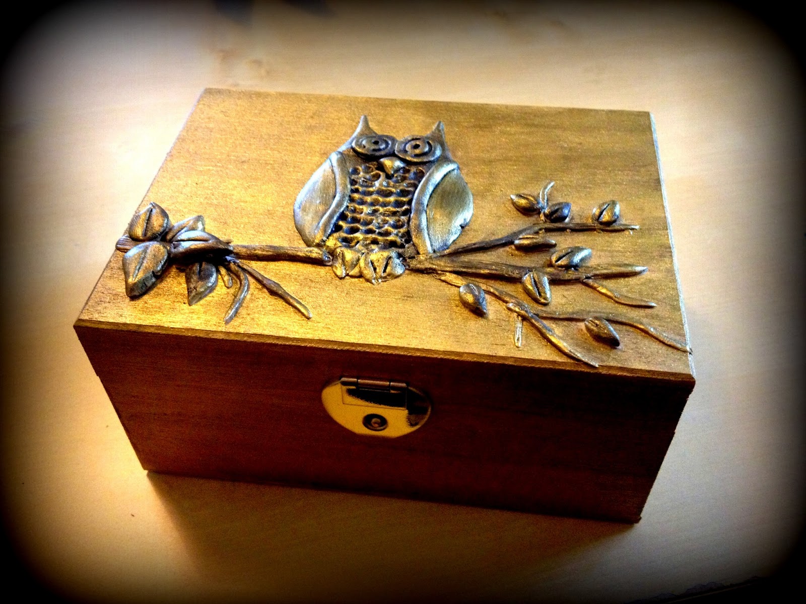 Artist who blogs... Jewelry box a mural of an owl!!!